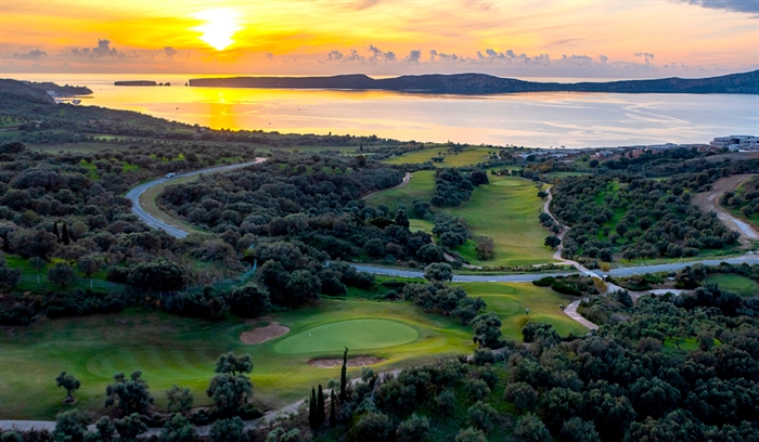 Jugar al golf en Costa Navarino, junto a famosos con vistas al Golfo Messiniense 1
