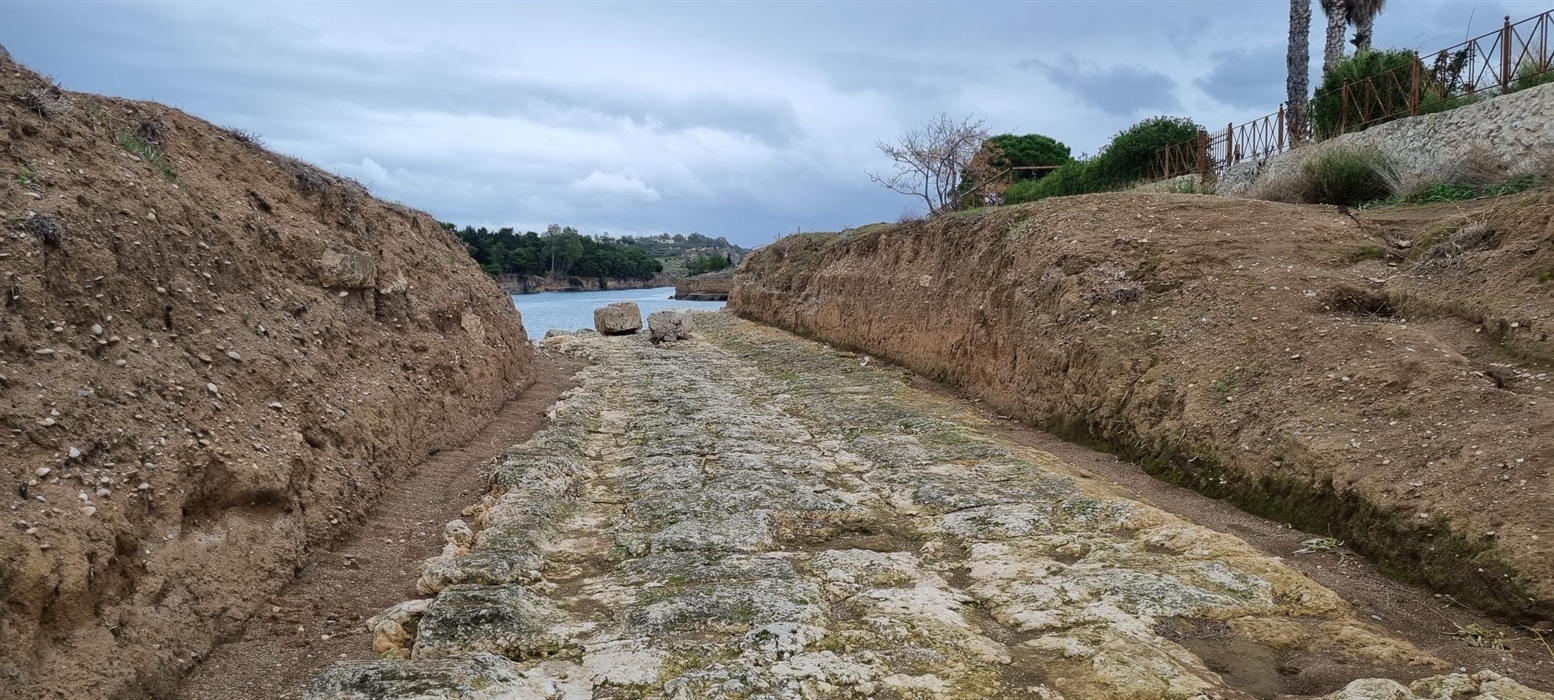 Antikes Diolkos: Spaziergang auf der steinernen Rampe, auf der die Schiffe der Antike rollten 1
