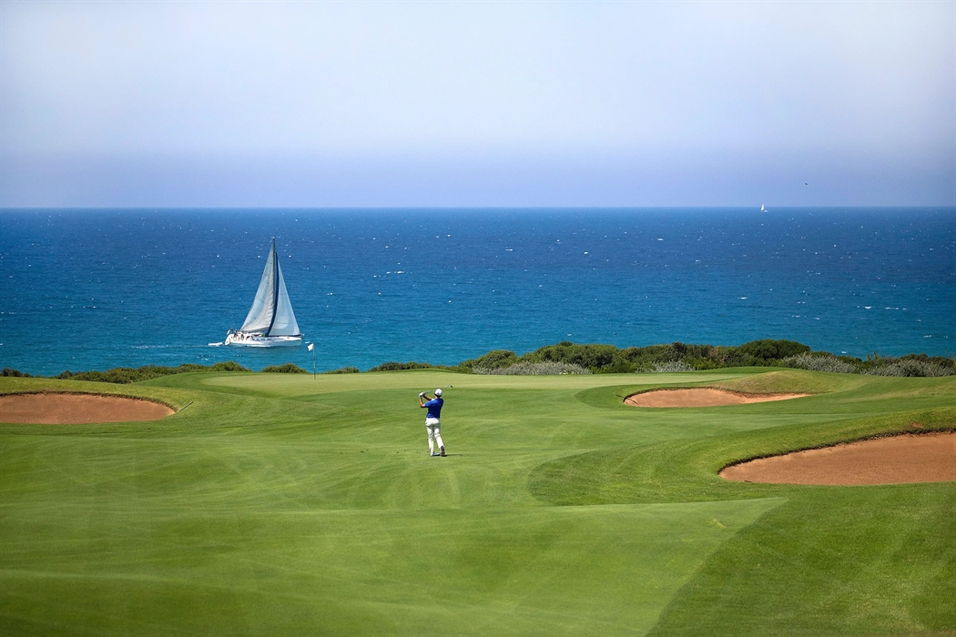 Golf spielen in Costa Navarino, in der Nähe von berühmten Persönlichkeiten mit Blick auf den Golf von Messina 3