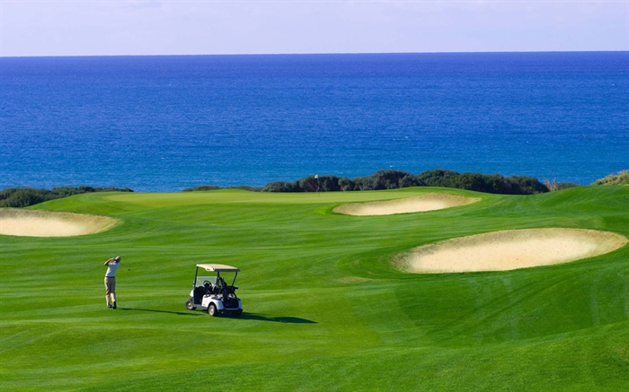 Golf spielen in Costa Navarino, in der Nähe von berühmten Persönlichkeiten mit Blick auf den Golf von Messina 2